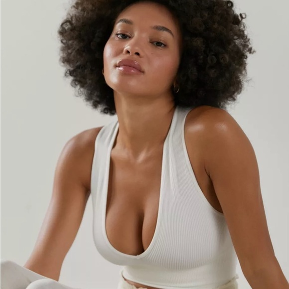 OUT FROM UNDER Hailey Seamless Plunge Bra Top - Picture 6 of 6